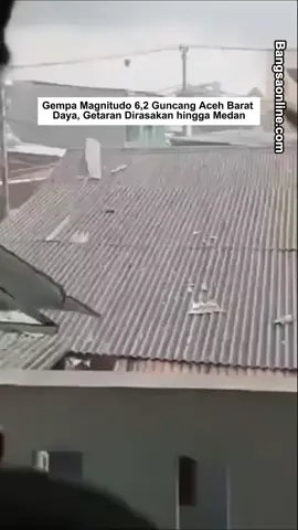 Gempa Magnitudo 6,2 Guncang Aceh Barat Daya, Getaran Dirasakan hingga Medan Gempa bumi berkekuatan magnitudo (M) 6,2 mengguncang Kabupaten Aceh Barat Daya, Aceh pada Minggu (11/5/2025) sore, sekitar pukul 15.57 WIB. Getaran gempa yang cukup kuat juga dirasakan oleh warga di Kota Medan, Sumatera Utara. Badan Meteorologi, Klimatologi, dan Geofisika (BMKG) melalui akun X resminya menginformasikan bahwa pusat gempa berada di kedalaman 45 kilometer. BMKG juga memastikan bahwa gempa ini tidak berpotensi menimbulkan tsunami. 