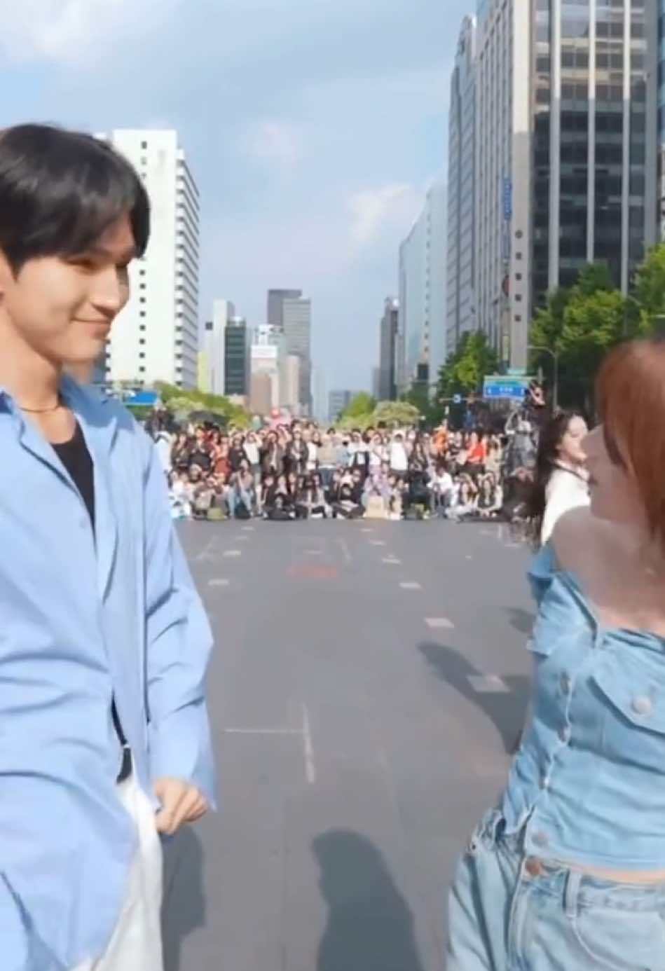 Artbeat Busking | Taehyun and Haeun interactions 💙 #artbeat #artbeathaeun #artbeattaehyun #haeun #taehyun #yellow #kpop #busking #fyp #cover #artbeatmovie #treasure 