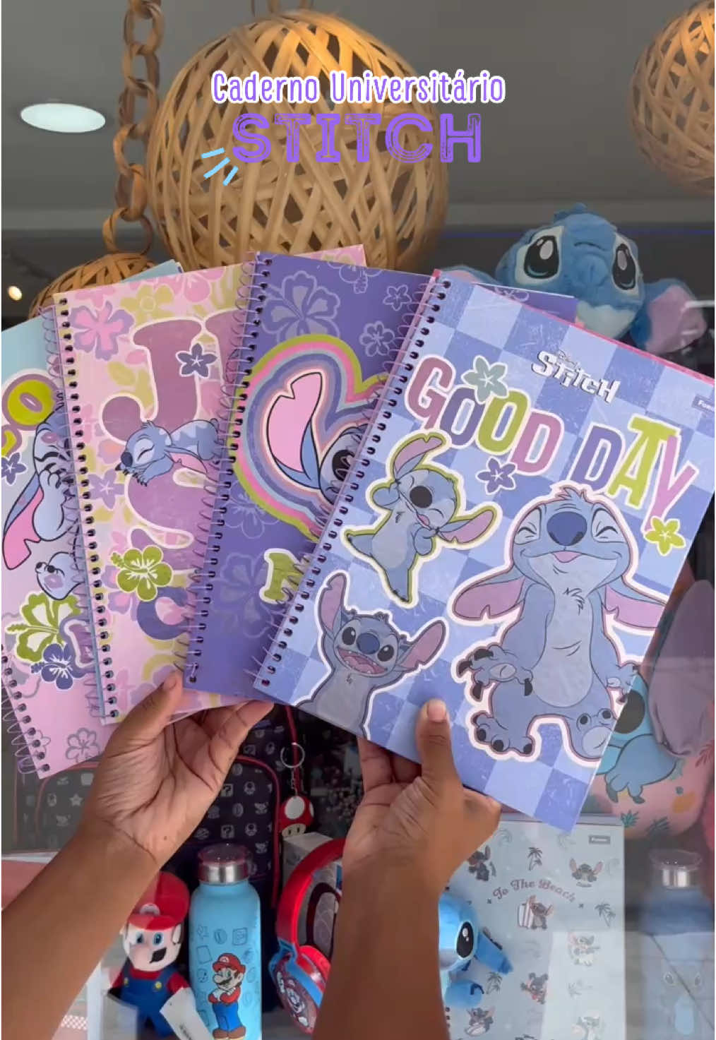 Cadernos do Stitch passando na sua telinha!💙✨ Disponíveis com 1 e 10 matérias, em várias capas LINDASS!!! #papelaria #papelariapersonalizada #papelariafofa #papelariacriativa #dlily #papelariarecife #stitch #caderno 