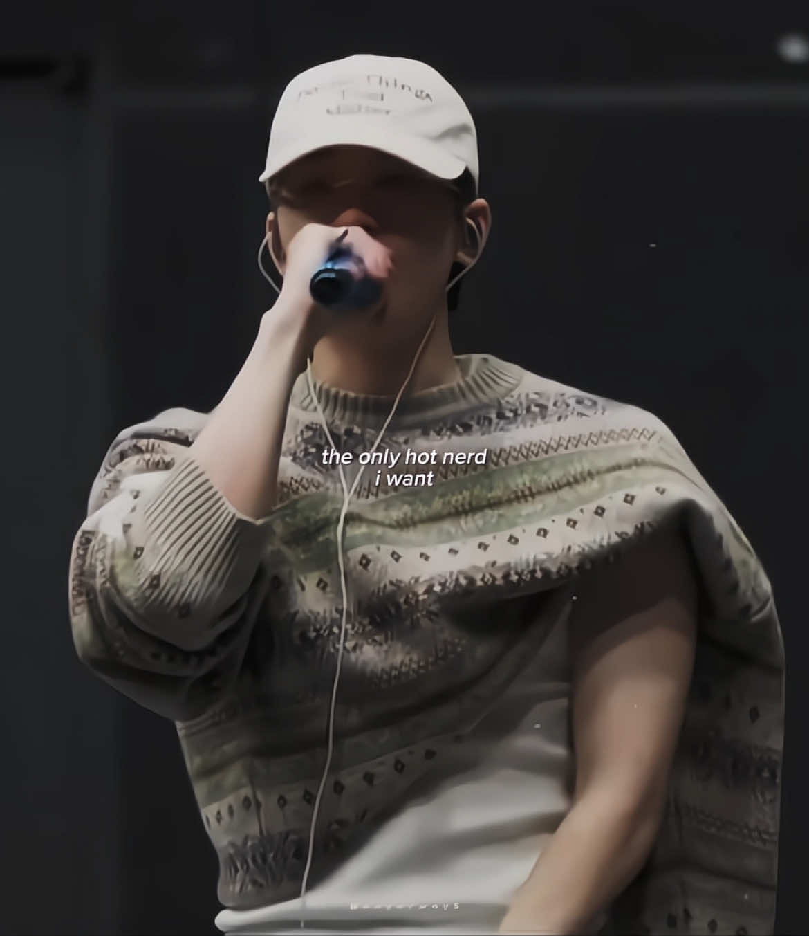 God pls 🧎🏻‍♀️🧎🏻‍♀️🧎🏻‍♀️ i never been this invested over someone shoulders but blame him, ever since im blushing ove r shoulders (yall get your measuring tape!!) #wonwoo #jeonwonwoo 