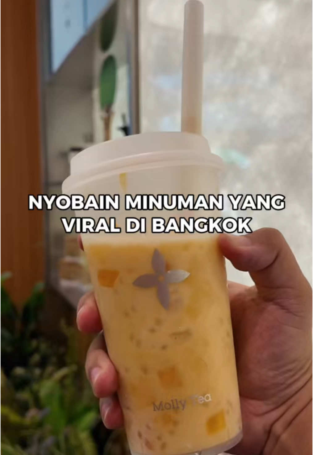 Nyobain minuman yang lahi viral di Bangkok barengan @Adi Syahreza dan kak @King AmbyarPeople  #minumanviral #kuliner #kulinerbangkok #mollytea #oghelzulvianto #foodtiktok #foodreview 