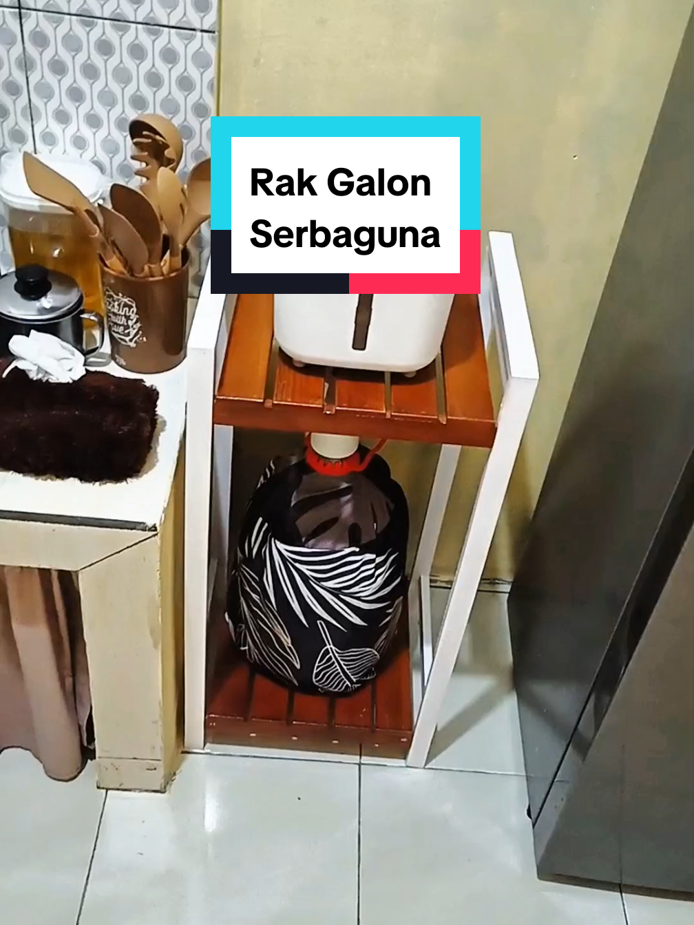 Rak Galon Estetik, bisa jadi tempat galon, tempat bumbu, yempat dispenser beras, buruan di cek dikeranjang kuningnya ya bunda rak galon serbaguna  • #rak #rakgalon #rakserbaguna #fyp #dapur #viral