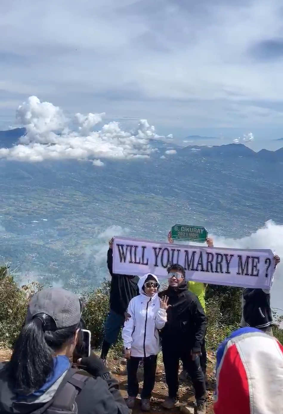 Baru pertama kali naik gunung di suguhi pemandangan kaya gini😭💔 btw selamat ya buat kalian🫶🏻🫶🏻 #pendakiindonesia #gunungcikuray #infogarut #fyp #xyzbca 