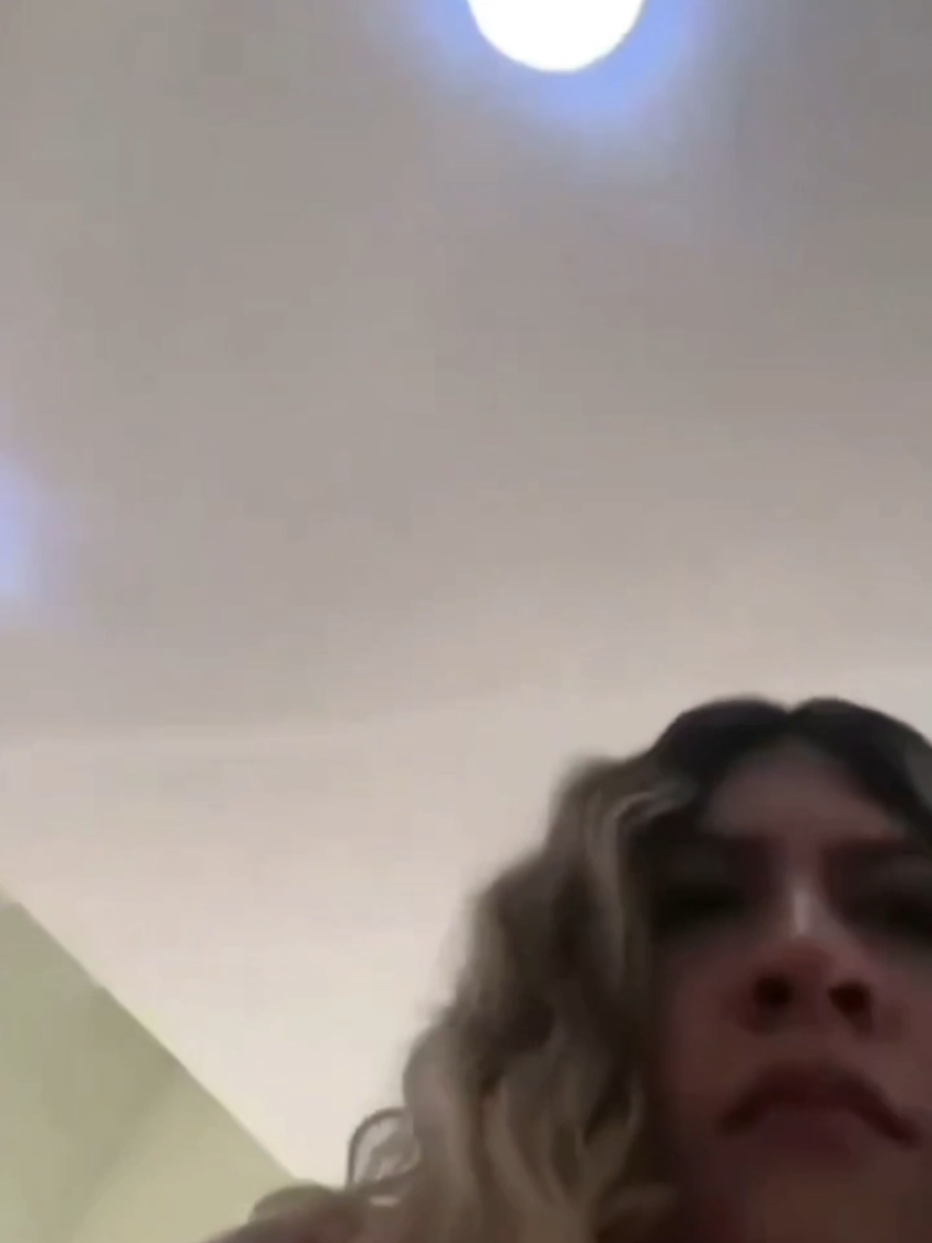 Influencer Valeria Márquez is murdered during a live broadcast, with her friend present. A gunman entered her beauty salon in Zapopan and shot her in the head and chest He was only 23 years old. Authorities are already investigating the case as a femicide #valeria #iykyk #fyp #viral 