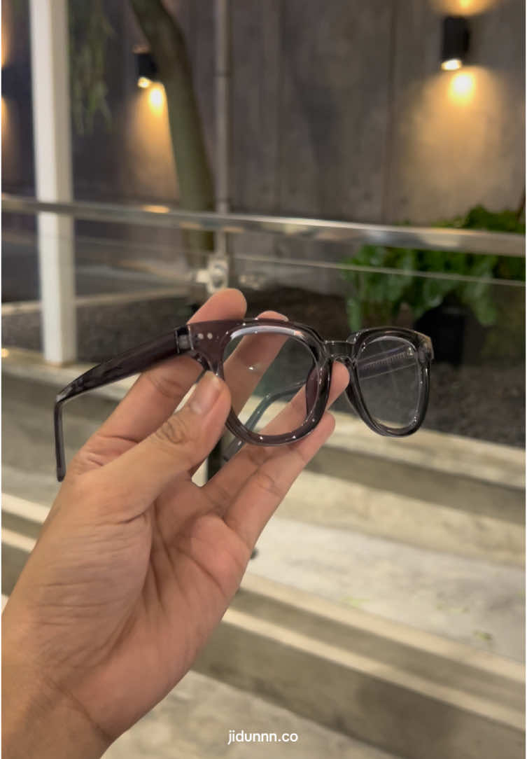 solusi yg bosen warna item, cobain deh warna grey bagus bgt gini🤸🏻 #kacamata #kacamataphotocromic #kacamatabluecromic #kacamataantiradiasi #sunglasess #kacamataskena 