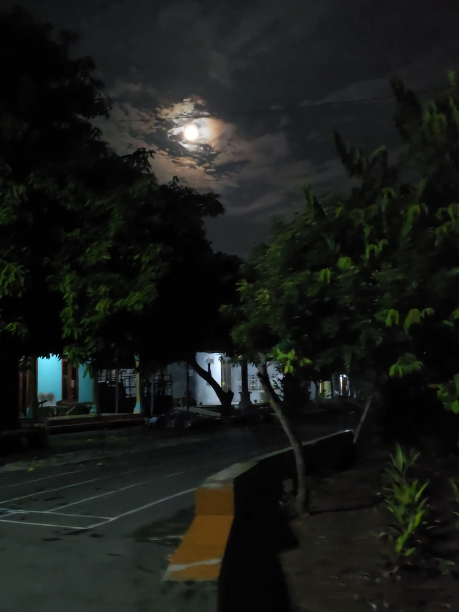 Berjalan kaki menuju ke masjid menjelang fajar subuh di desa #magetan #temboro #desa #fajar #subuh #imsyak #sahur 