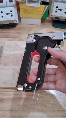 dụng cụ bắn ghim cầm tay hữu ích. Bắn trên bề mặt gỗ, nhựa, thùng carton.... phụ nữ hay đàn ông không phân biệt trai hay gái. Ai cũng co thể dùng được dụng cụ bắn ghim này nha #moonmax  #dungcubanghim  #dogiadungtienich  #diendandung 