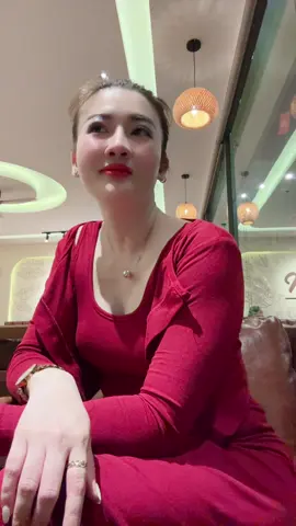Ở ngoài tui không đẹp như trên tiktop nha . Lỡ gặp đừng giật mình à nha . 