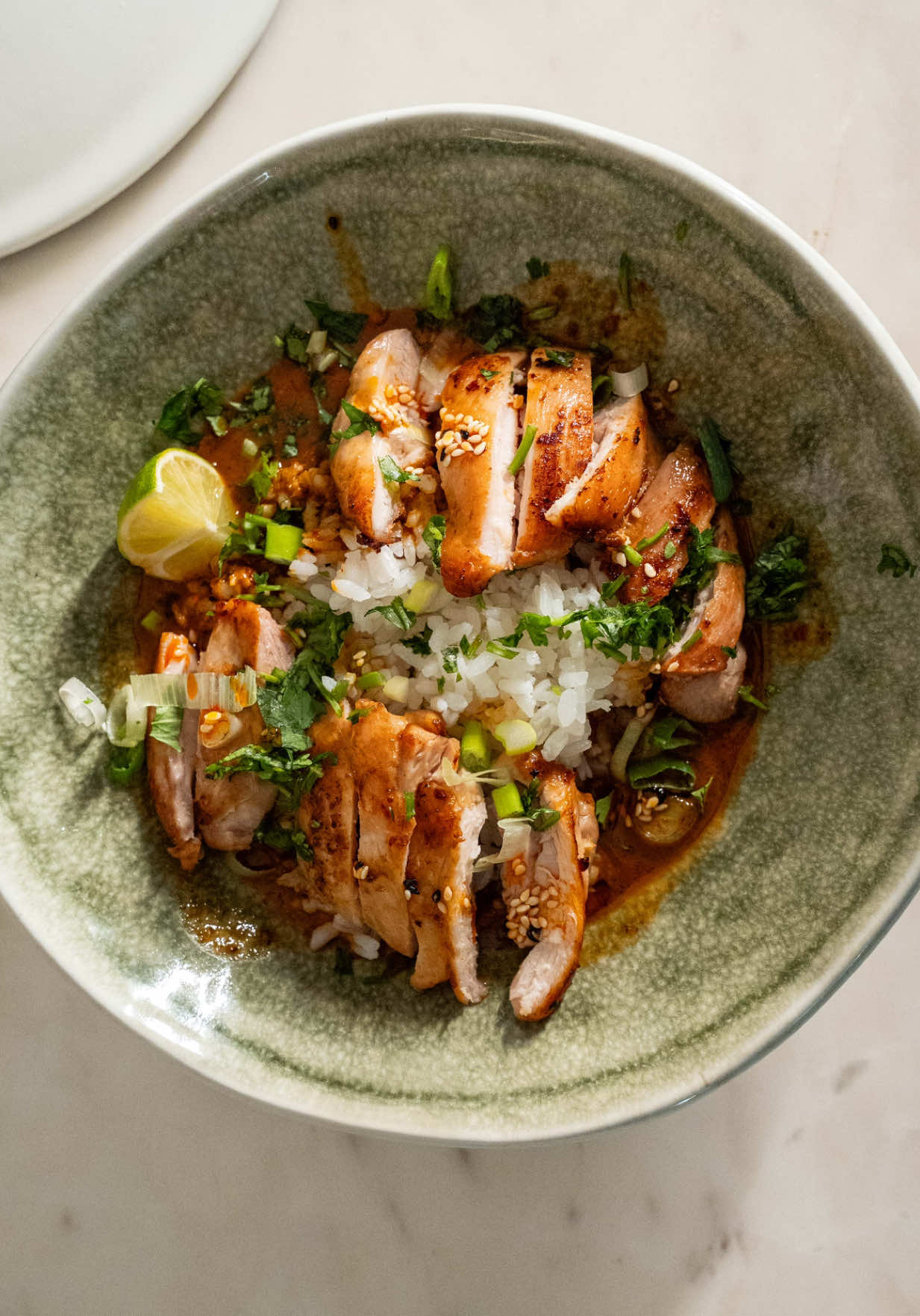 Chicken Curry Bowl – وعاء دجاج بالكاري المكونات: للدجاج: 	•	 افخاذ دجاج بدون عظم أو جلد (أو يمكن استخدام صدور دجاج حسب الرغبة) 	•	2 ملعقة كبيرة صوص المحار (أويستر سوس) 	•	1 ملعقة كبيرة ثوم مفروم 	•	رشة فلفل أسود للصوص: 	•	1 ملعقة كبيرة معجون الكاري الأحمر (Red Curry Paste) 	•	1 كوب حليب جوز الهند (Coconut Milk) للتقديم: 	•	1 كوب أرز أبيض مطبوخ 	•	بصل أخضر مفروم 	•	كزبرة طازجة 	•	سمسم محمص 	•	شريحة ليمون (اختياري) طريقة التحضير: 	1.	تتبيل الدجاج: نتبل أفخاذ الدجاج بالثوم وصوص المحار والفلفل الأسود، ونتركها في الثلاجة من ساعة إلى يوم كامل. 	2.	طهي الدجاج: في مقلاة على نار متوسطة، نحمّر الدجاج في قليل من الزيت حتى يستوي ويتحمر من الجهتين. 	3.	تحضير الصوص: في نفس المقلاة، نضيف ملعقة من معجون الكاري الأحمر ونقلبه، ثم نضيف حليب جوز الهند ونتركه يغلي على نار هادئة حتى يتكثف. 	4.	التقديم: نقطع الدجاج، ونقدمه في وعاء فوق الأرز الأبيض. نضيف فوقه الصوص، ونزين بالبصل الأخضر، الكزبرة، السمسم، وشريحة ليمون. #ChickenCurryBowl #CurryLovers #AsianFood #EasyDinner #ChickenRecipe #CoconutCurry #Foodie #HomeCooking #QuickMeals #SpicyFood #ComfortFood #HomemadeMeal #وعاء_دجاج_بالكاري #وصفات_سهلة #اكل_بيتي #دجاج_بالصوص #وصفات_سريعة #وصفات_آسيوية #رز_ودجاج #كاري_دجاج #وصفة_لذيذة #طبخ_البيت