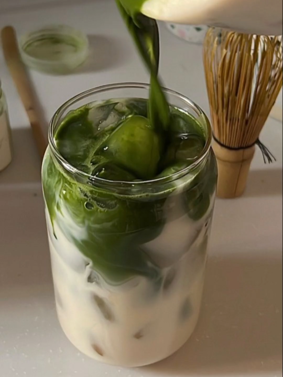 energy recovery 🪫 iced matcha latte 🔋 #icedmatchalatte #matcha #matchalatte #matchalover #favorite  #drink 