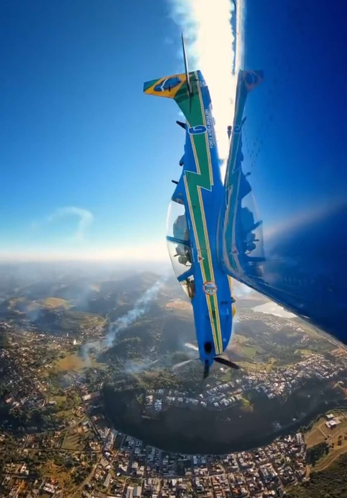14 de Maio | 73 anos do EDA  Hoje o céu é palco de comemoração! A Esquadrilha da Fumaça completa 73 anos encantando gerações com acrobacias que unem precisão, técnica e paixão pelo voo. 🇧🇷 Uma homenagem a todos os militares que fizeram e fazem parte dessa história de orgulho nacional: Onde o céu encontra a arte! Fumaça... Já!!! 💨 