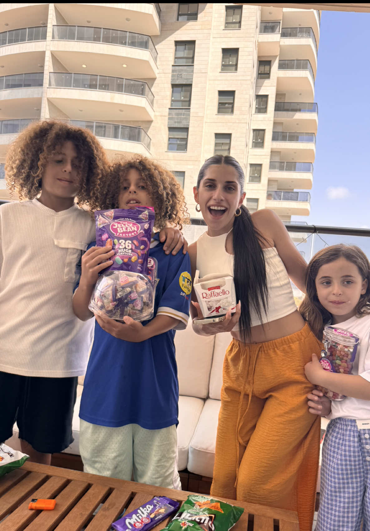 ‏אמא שלי מעצבת וילונות לעומר לוי והגענו אליה הביתה לאכול ארטיקים #foryoupage #מאיהחגג 