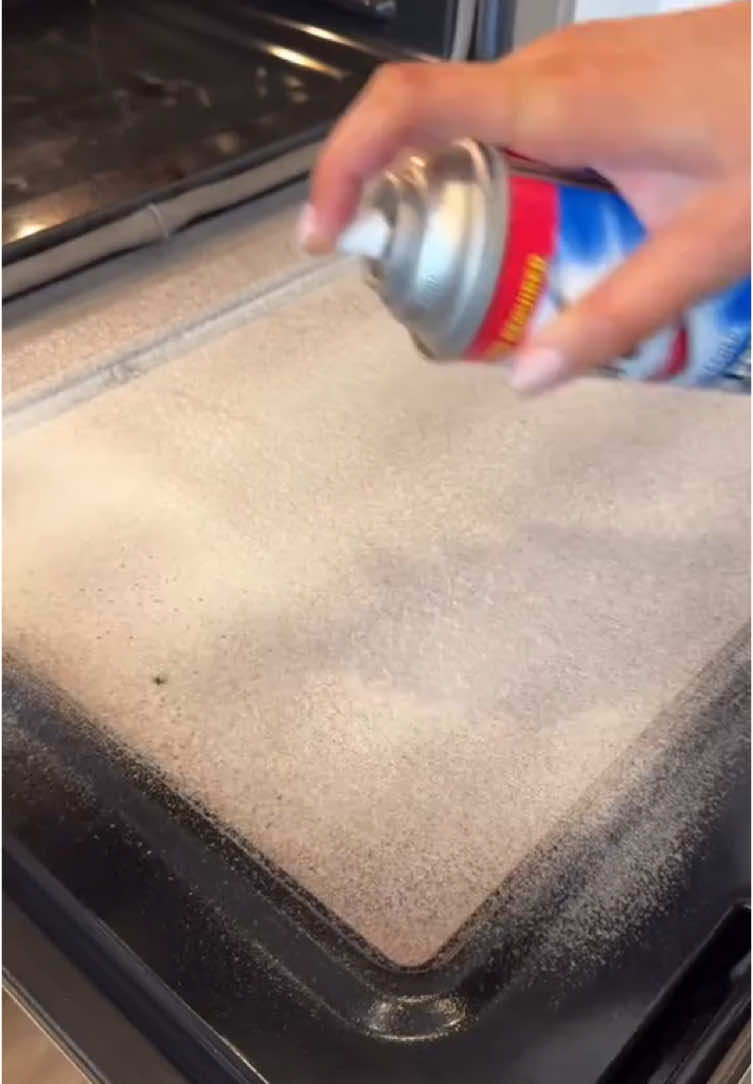 Spray Limpa Forno Domline Desengordurante poderoso para fornos e micro-ondas. Limpeza rápida e eficaz. Ideal para remover gordura  🛒  ID SHOPEE: BCY-AQZ-BFL ➡️ Link na BIO ♥️  ➡️  Siga para mais ofertinhas 🚀 #spraylimpaforno #desengordurante #limpeza 