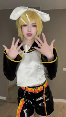 Эти ваши танцульки… уже психовать начала #rinvocaloidcosplay #vocaloid #rin 