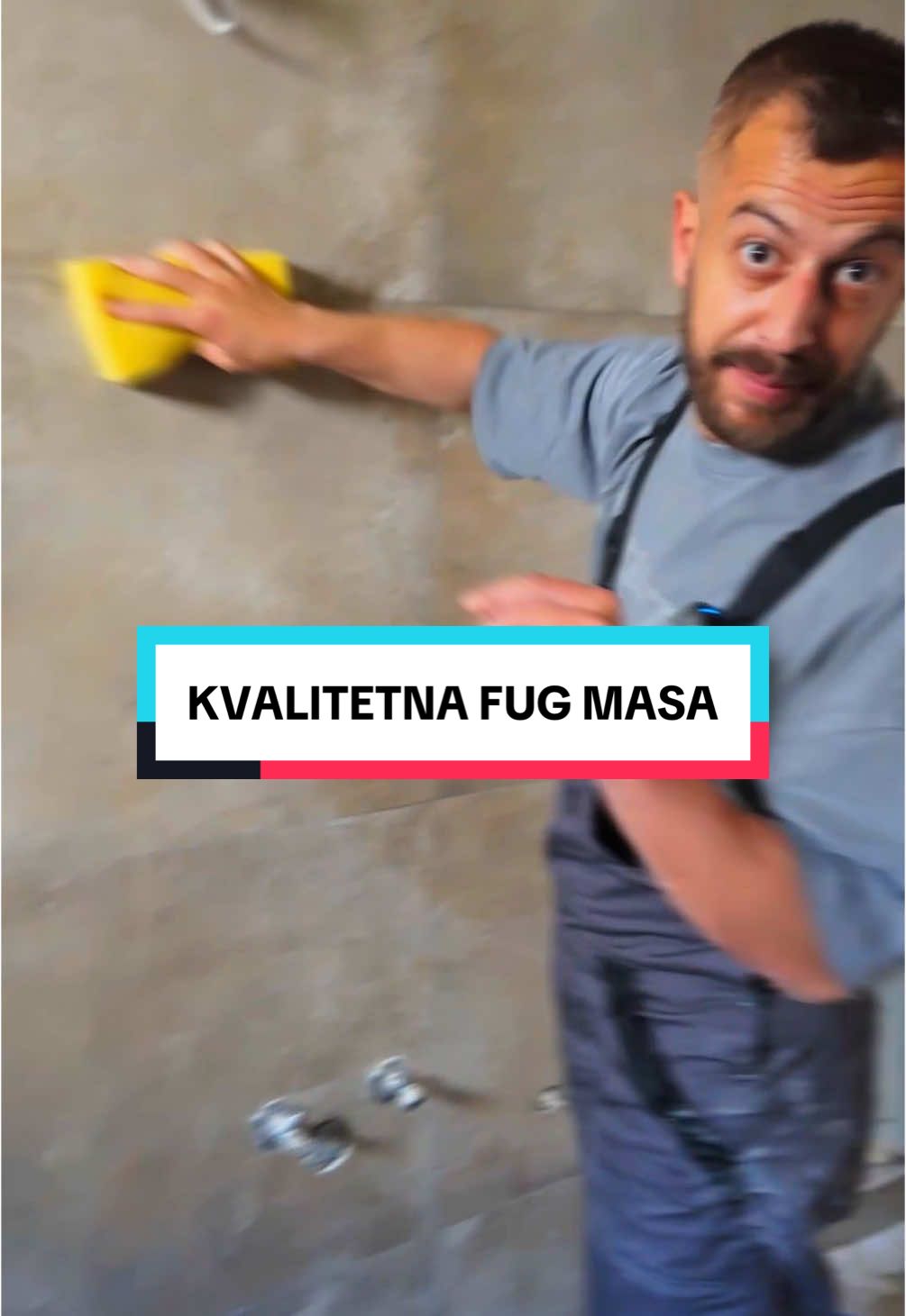 Opis za Kojim video od Ceresita: Pravilno fugovanje pločica je bitno da na kraju ne upropastimo sve 🎨🚿  👇 1. Fug masa se dodaje u vodu, nikako obrnuto. 2. Količina vode je bitna i imaš je na kofici. Ne sme ni više ni manje. 3. Test prstom pre pranja - ne sme fug masa da ti ostaje na prstu kada proveravaš. 4. Kada je suvo, dobro iscedi sunđer da bude skoro suv i peri. 5. Bez hemije prvih 7 dana - znači peri samo običnom vodom. 6. Kvalitetna fug masa CERESIT CE40, proverena priča, ako ne veruješ meni - pitaj keramičara. 📌 Sačuvaj ovaj video – ili ga podeli majstoru, dok nije kasno #darkokojic #gradevina #sagradikucubezmuke 