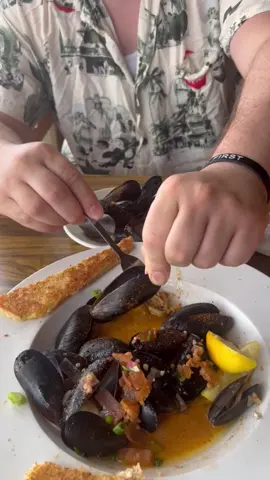 The Shack @ Ft Walton Beach! YUM! #food #ftwaltonbeach #fortwaltonbeach #destin #destinfl #fl #flfood #floridafood #seafood #yummy #crabcakes #mussels #theshack #fulltimervliving #rvlife #rv #usa
