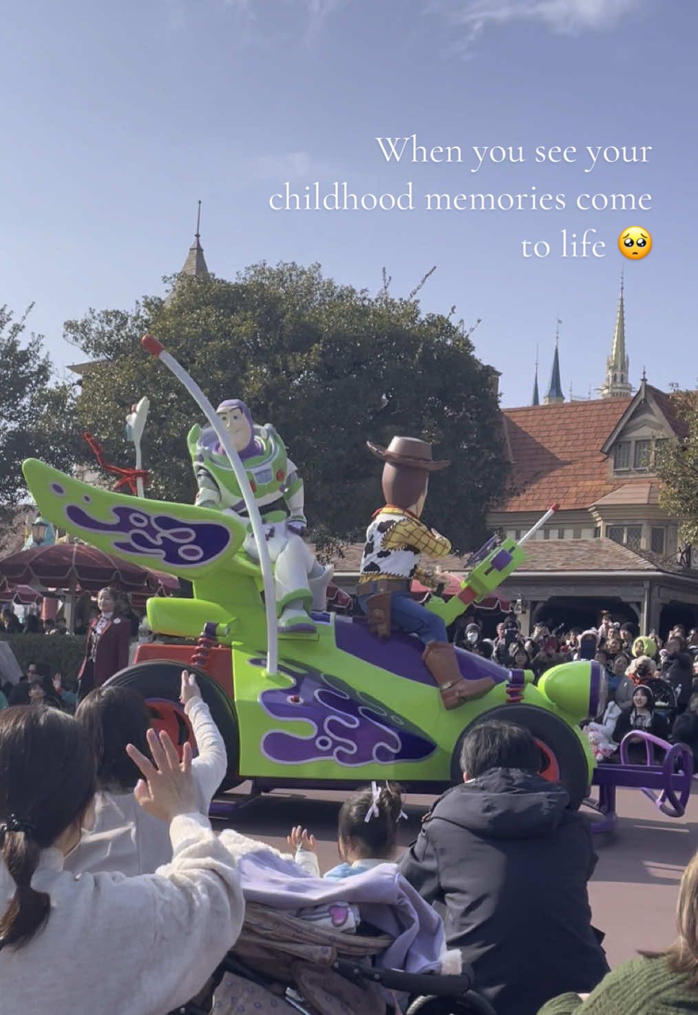 Who is you favourite Disney character? 🧸 #traveltiktok #japantiktok #tokyotravel #japantravel #tokyodisneyland #disneyparades #travelbucketlist 