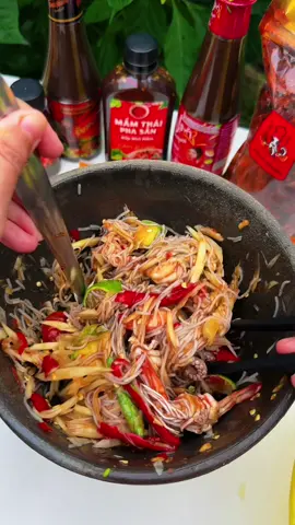 Suy nghĩ món lâu quá thì làm ngay gỏi Thái liền cho em nha, nhanh gọn lẹ lắm#mamthailan #mamthai #mamthaicogai 