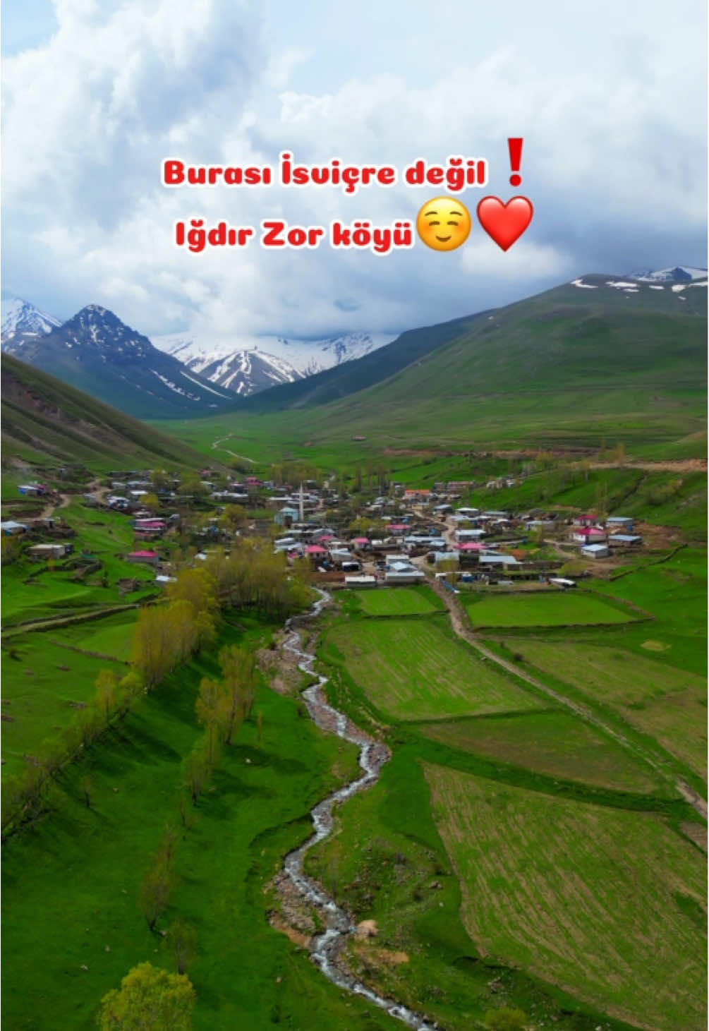 Burası ne İsviçre ne de Alpler❗️ Burası Iğdır Zor dağı eteklerindeki Zor köyü❤️ Baharın gelmesiyle dereleri coşan, dağlarında çiçekler açan köy masallardan çıkmış gibi oldu😍 Sizce de çok güzel değil mi?   #ığdır #doğuanadolu #köy #dere #dağ 