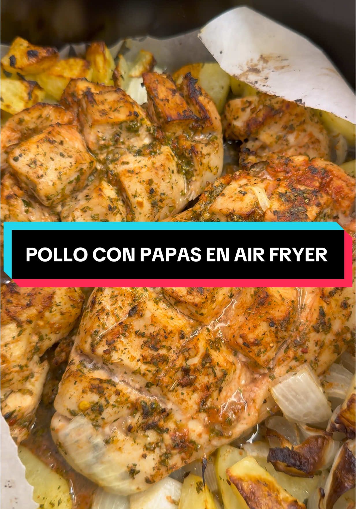 POLLO CON PAPAS EN FREIDORA DE AIRE🔥 ¿No sabés qué hacerte de comer ? Te dejo este pollito con papas en 20 MINUTOS en la freidora de aire de @mundo.ultracomb que queda espectacular😮‍💨 Jugoso, doradito y sin ensuciar casi nada💪🏼💪🏼 Ingredientes: 	•	2 pechugas de pollo 	•	Jugo de 1 limón 	•	1 cda de miel 	•	Ajo en polvo o triturado  	•	Pimentón, sal, pimienta 	•	Finas hierbas (romero, tomillo, orégano) 	•	Aceite de oliva 	•	1 papa 	•	1 cebolla Todo marinado, armado arriba del colchón de papas y directo a la airfryer. Literal: lo armás mientras se precalienta y comés en menos de media hora. Disfruten gente🍷🍷 #pollo #polloconpapas  #AirfryerRecipe #Ultracomb #RecetasTikTok #FreidoraDeAire #cocinafacil #recetas #recetafacil #recetasfaciles #fyp #parati #cocina