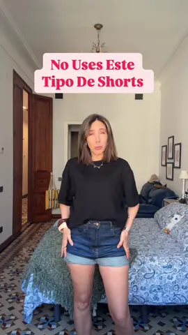 Los shorts muy cortos, además de ser incómodos, no favorecen a la mayoría, ya que tienden a ensanchar visualmente las caderas. Si eres fan de usar shorts, te recomiendo optar por un modelo con corte en ‘A’, que estiliza la figura y aporta un mejor balance.