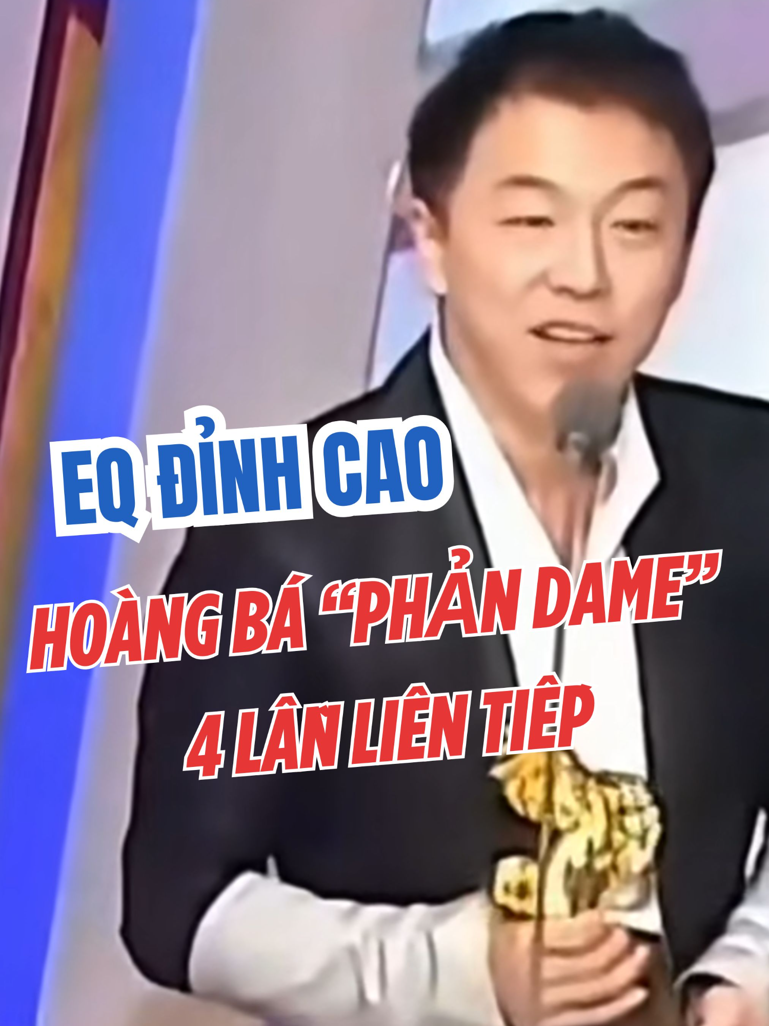 EQ Đỉnh Cao Của Hoàng Bá – 5 Cách Đối Đáp Cực Tinh Tế Khi Bị Làm Khó Trên Sân Khấu! 💡 Bạn từng bị công kích, bị trêu chọc nơi đông người nhưng không biết xử lý thế nào cho khéo léo, vừa giữ được hình ảnh, vừa khiến người khác phải tâm phục khẩu phục? Hãy xem **Hoàng Bá – nam diễn viên nổi tiếng Trung Quốc – thể hiện EQ đỉnh cao trong loạt tình huống bị làm khó liên tục tại các sự kiện lớn như Giải Kim Mã, talkshow trực tiếp, thảm đỏ và lễ trao giải! 🎯 Trong video này, bạn sẽ được chứng kiến: Cách Hoàng Bá chuyển nguy thành an chỉ bằng một câu nói. Khi bị nói xấu ngoại hình, anh phản đòn mà vẫn khiến đối phương cười. Bị chê mặc đồ như “đồ ngủ”? Câu trả lời EQ siêu khéo khiến cả khán phòng vỗ tay. Ngôn từ tinh tế, không đả kích, nhưng luôn giữ được thế chủ động và tôn trọng. Và đặc biệt: “ngựa cưỡi người” – câu thoại viral khiến cả sân khấu cười nghiêng ngả. 🌟 Giới thiệu nhà tài trợ & kêu gọi tham gia dự án: 📌 Video được thực hiện bởi kênh Đỉnh Cao EQ, với sự đồng hành từ: 👉 Thương hiệu Quạt Thông gió LAVFILL – Giải pháp lưu thông khí thông minh cho mọi công trình 👉 Quạt hút mùi KHALIK – Hút mạnh – Êm – Bền – Bảo hành 24 tháng 👉 Dụng cụ Đồ Nghề TUOSEN – Lựa chọn của người thợ chuyên nghiệp 🎁 Hãy ủng hộ các nhà tài trợ để chúng tôi tiếp tục ra những video chất lượng hơn! 📣 Mời bạn tham gia chương trình “EQ Toàn Dân” – cùng lan tỏa trí tuệ cảm xúc đến cộng đồng. 📬 Inbox cho chúng tôi để được tư vấn & đồng hành! 🔍 Từ khoá SEO (Keywords): hoàng bá eq, EQ đỉnh cao, hoàng bá phản dame, cách giao tiếp thông minh, trí tuệ cảm xúc, ứng xử khéo léo, bị chọc phải làm gì, sân khấu căng thẳng, giải kim mã, talkshow căng, học EQ từ sao, kỹ năng ứng xử sân khấu 🧩 Hashtags: #EQĐỉnhCao #HoàngBá #TríTuệCảmXúc #GiaoTiếpKhéoLéo #ĐốiĐápThôngMinh #KỹNăngEQ #ĐỉnhCaoEQ #GiảiKimMã #HoàngBáEQ #LanToảEQ