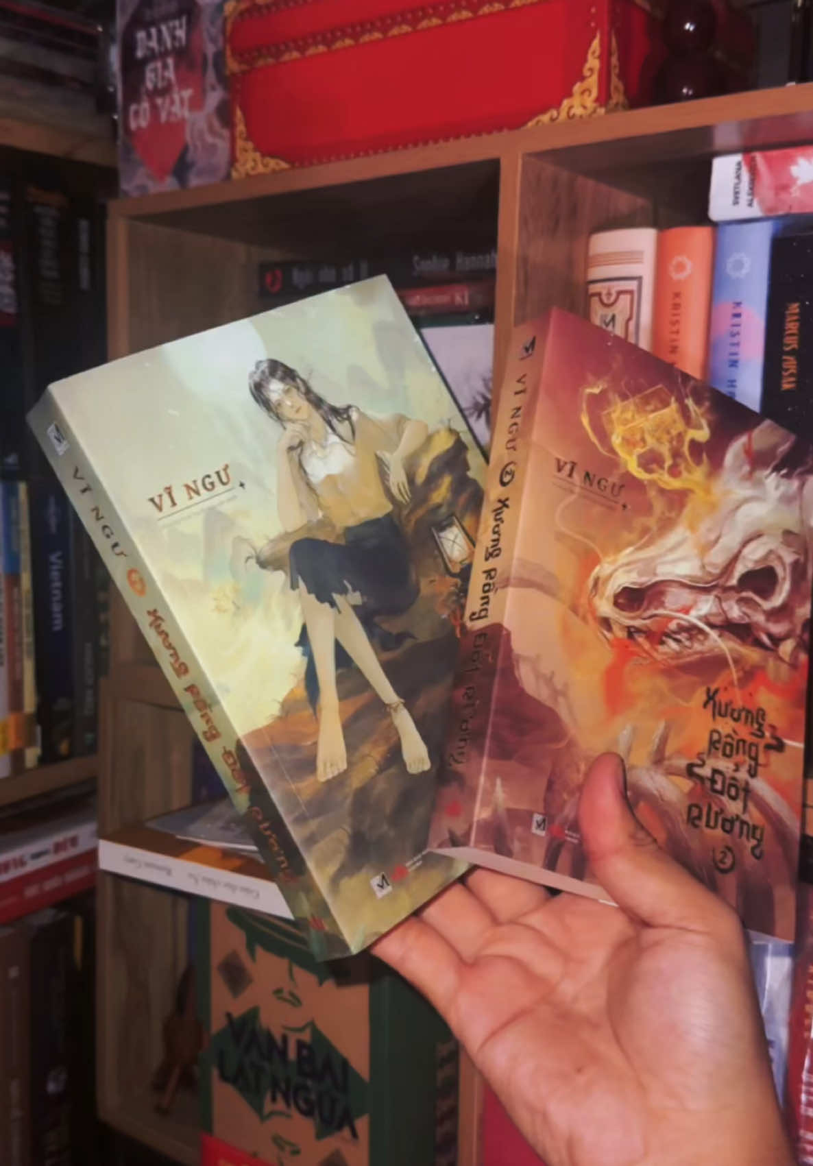 Cầm trên tay 2 quyển Xương Rồng Đốt Rương (2/4 tập) của tác giả Vĩ Ngư do @Phuc Minh Books phát hành. Đây là bản thường, bản siêu đặc biệt sẽ review sau. Nhận xét sơ là bìa đẹp, sách dày dặn, 2 postcard đi kèm siêu cứng và có ép nhũ rất nổi và sáng luôn nhen. Thiếu kế bìa áo gập 2 có thể bảo vệ rìa giấy bên luôn. Đây là bộ kết thúc trong hệ liệt thần côn gồm 4 bộ, tui sẽ đọc và review sau 2 quyển này.  #book #sach #reading #booknok #xuongrongdotruong #vingu #ngontinh 
