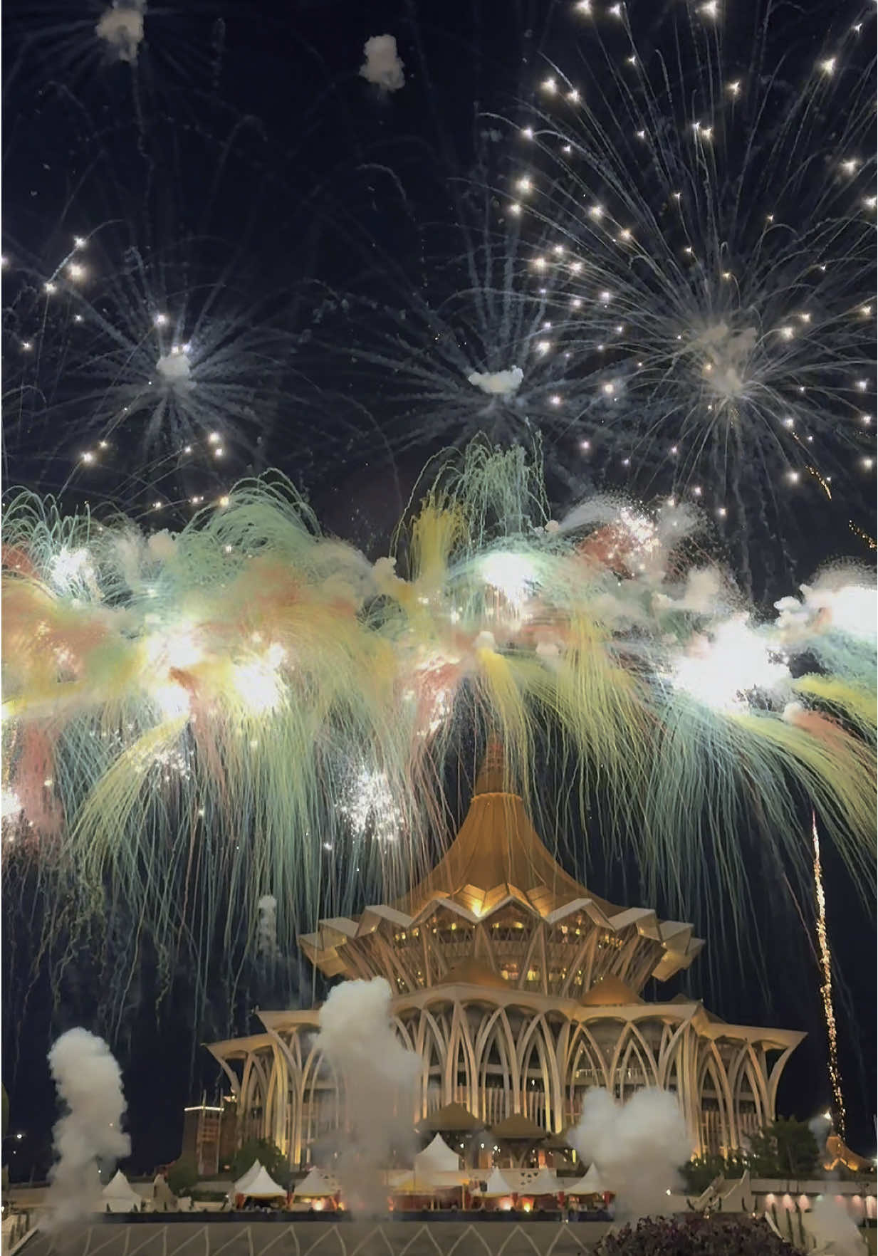 Lighting up the sky for Teacher’s Day 🎆🤩 Happy Teacher’s day ✌🏻#harigurukebangsaan2025 #kuchingsarawak #16mei