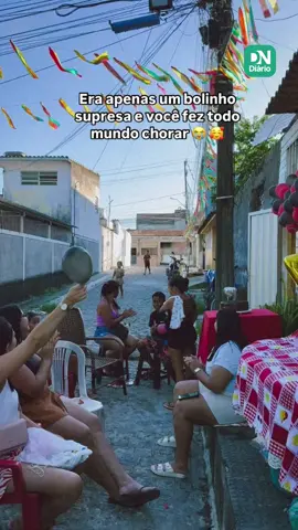 Um gesto de carinho entre mãe e filho emocionou internautas nessa semana. A jovem Estefany viralizou nas redes sociais ao mostrar a reação do filho mais velho, Kauã Lucas, ao ser surpreendido com uma festa no aniversário. O vídeo foi publicado no início do mês, quando Lucas fez sete anos, mas ganhou atenção nos últimos dias. Na gravação, Lucas chega em casa e encontra família e amigos reunidos para comemorar mais um ano de vida dele. Trajado com a camisa do Sport Club do Recife, a criança não aguenta a emoção e corre para os braços da mãe, que gravava tudo. Os dois se abraçam e choram juntos. #aniversário #festasurpresa #mãe #filho #DiáriodoNordeste #dn