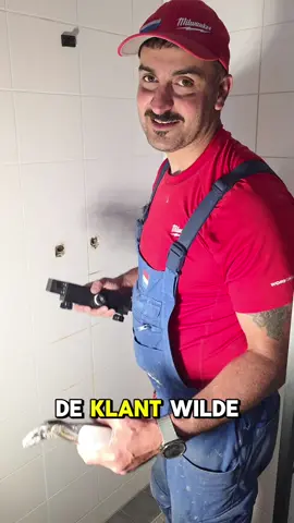 Klant>Bij het plaatsen van een nieuwe mengkraan is de S-koppeling afgebroken en is een stuk in de muur, in het tappunt, blijven steken zonder dat er een stukje uitsteekt.  (De oplossing ) #badkamer #renovatie #DIY  #CapCut 