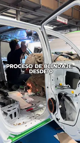 ¡Transformando la seguridad sobre ruedas!  En este video te mostramos el fascinante proceso de blindar un auto, paso a paso. Desde la selección de materiales hasta la instalación final, descubre cómo se protege cada detalle para garantizar la máxima seguridad.