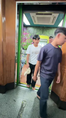 รถรางไฟฟ้า ขากลับลงมาจากดอยสุเทพ (ตีตั๋ว20.-บาท ไป-กลับ) ใช้เวลาประมาณ หนึ่งนาทีครึ่ง ก็สะดวกดีอ่ะเฉพาะผู้สูงวัยชอบเลย แต่ถ้าไม่ขึ้นรถรางไฟฟ้า ก็็ต้องเดินขึ้นบันไดไปอีกสามร้อยกว่าขั้น ก็ผ็ต้องเลือดเอาตามสะดวกอ่ะ