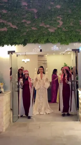 الدخول التاني بليلة الحنة 🥰🥰🥰 ________ #syrianevents @syrianevents ▪︎ ▪︎ ________ #jordan  #dreamday #bridemood #عروس #decoration #venue #makeup #lebaneseweddings #dubaievents #syrianwedding #videoghraphy #yes  #photos #top #engagement #chandelier #wow #amazing #nice #preweddings #syrianevents 