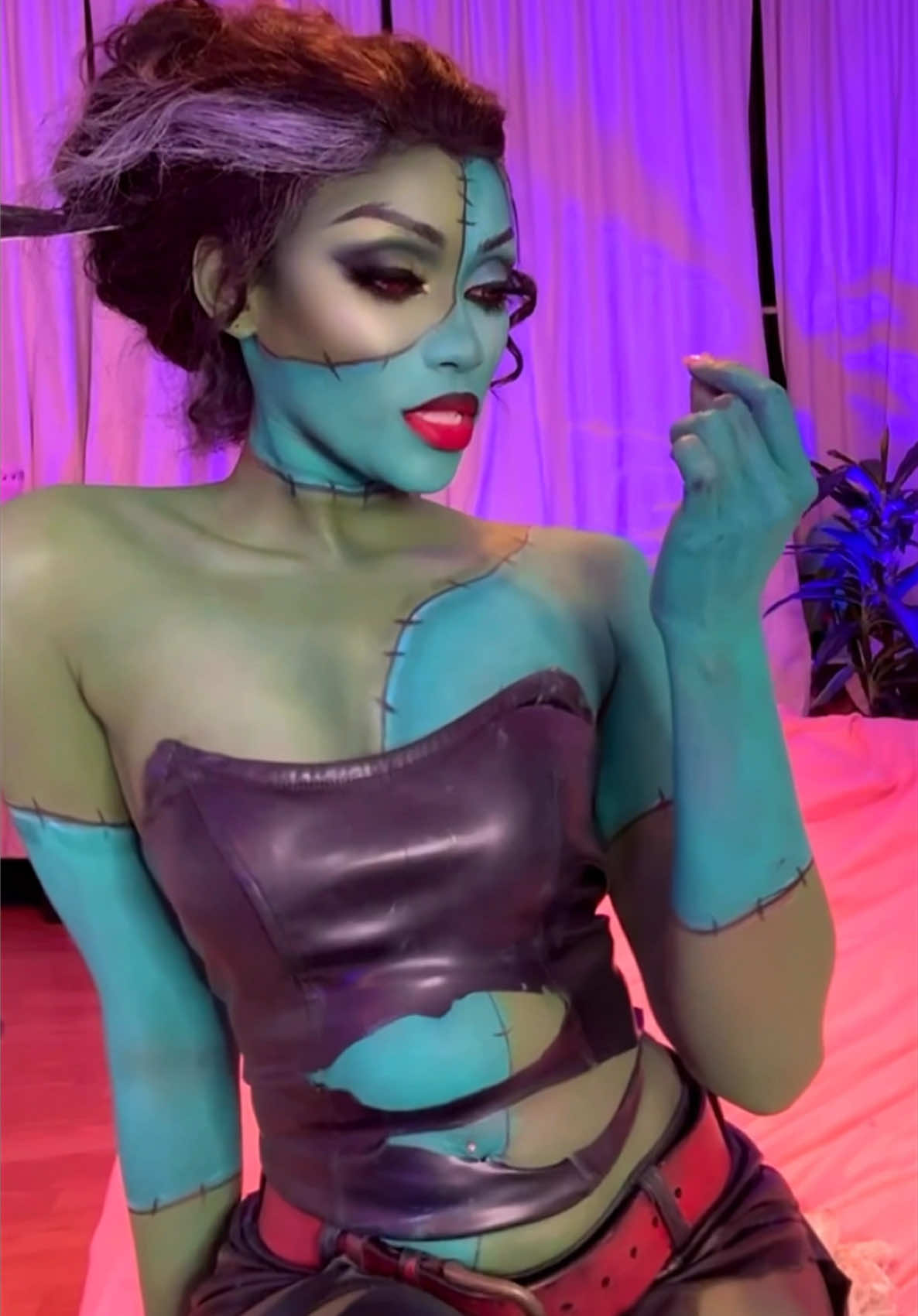 🩵💚Join the waiting list for my upcoming course 🥰 LINK IN BIO !! ✨💫 ( 🫣 Me pretending to be a baddie 😆)  #Thebride #creaturecommandos #brideoffrankensteincosplay 