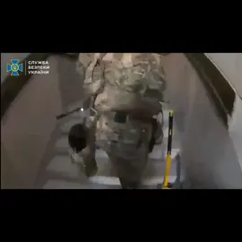 СБУ спільно з правоохоронцями Чехії викрила на Закарпатті кол-центр, який обкрадав громадян ЄС Всі відео із затриманням є в описі профілю