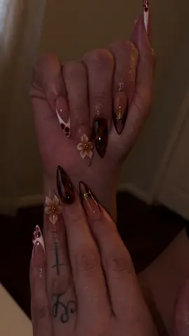 In love with this design 😻✨ #deenails #nails #turtoise #flowers #brown #goldnails #fyp #businesswoman 