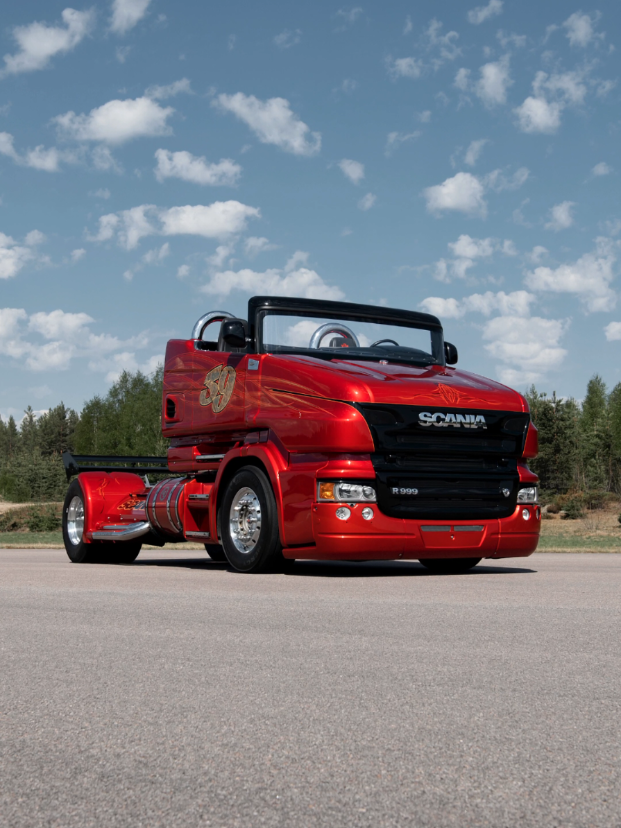 Une couleur rouge passion et un moteur légendaire : le Scania R999 V8 nous fait tourner la tête ! ❤️‍🔥 #ScaniaFrance #ScaniaV8 #KingOfTheRoad