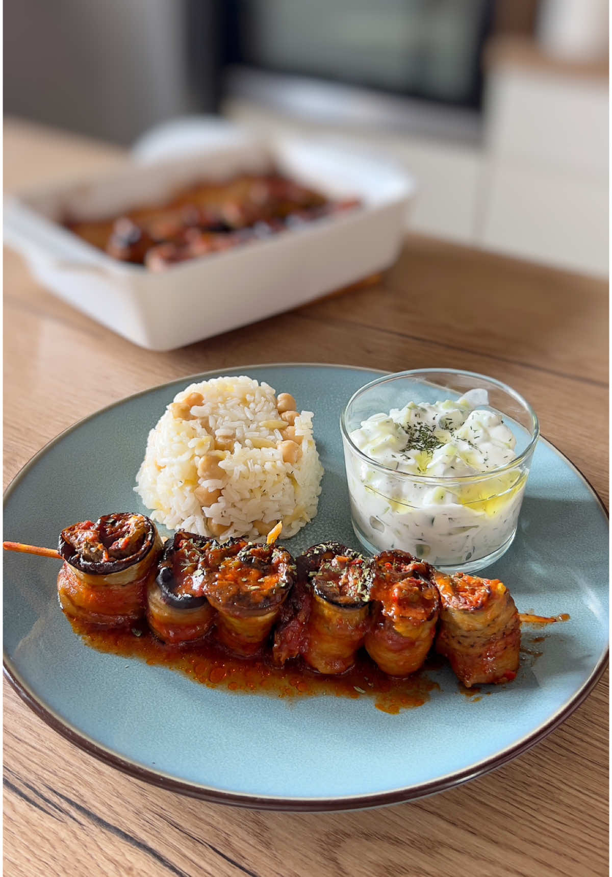 (Türkçe 👇🏻)🍀Coucou❤️ je suis de retour avec une belle recette de kebab d’aubergines en brochettes 🫶🏻 un plat traditionnel savoureux à base d’aubergines et de viande hachée!!🥰 🖋️ingrédients: 3 aubergines De l’huile pour badigeonner le dessus Farce: 450 gr de viande hachée  1 oignon 1 gousse d’ail râpée 1 poivron vert 1 poivron rouge 1 petite botte de persil ciselé  1 càc de sel, piment paillette, paprika 1/2 càc de poivre Sauce: Un peu de sel 160 ml d’eau chaude 1 càc de concentré de poivron 1 càs de concentré de tomate Réalisation: 🍀 Coupez les aubergines en fines tranches. Trempez-les 10 min dans un grand bol d’eau salée. Égouttez-les, puis disposez-les sur une plaque recouverte de papier cuisson. À l’aide d’un pinceau, badigeonnez chaque tranche d’un peu d’huile. Faites cuire dans un four préchauffé à 180°C 20min. 🍀Préparation de la farce : Mettez la viande hachée dans un saladier avec tous les ingrédients nécessaires pour la farce (les légumes doivent être finement hachés au préalable). Ajoutez les épices et malaxez bien le tout. 🍀Disposez les tranches d’aubergine cuites dans une assiette. Déposez une cuillère de farce sur chaque tranche, étalez, puis roulez-les sur elle-même. Répétez cette opération pour toutes les tranches. 🍀Enfilez les rouleaux sur des pics à brochette. Disposez-les dans un plat allant au four. Préparez la sauce: Dans un bol, mélangez les concentrés de tomate, poivron avec un peu d’eau et du sel. Versez cette sauce sur les rouleaux. Couvrez avec une feuille de papier cuisson humidifiée et essorée. Faites cuire dans un four préchauffé à 200°C pendant 40 à 45 min. 👇🏻 👇🏻 🍀Selam arkadaşlar!!! 🫶🏻 patlıcanın en havalı hali ile geldim🤍 Şişte patlıcan kebap! 🖋️Malzemeler: 3 adet patlıcan Üzeri için biraz sıvıyağ (fırçayla sürmek için) İç harçı: 450 gr kıyma 1 adet soğan 1 diş rendelenmiş sarımsak 1 yeşil biber 1 kırmızı biber 1 demet ince doğranmış maydanoz 1 tk tuz, pul biber, toz kırmızı biber 1/2 tk karabiber Sos: Biraz tuz 160 ml sıcak su 1 tatlı kaşığı biber salçası 1 yemek kaşığı domates salçası Yapılışı: 🍀Patlıcanları ince dilim dilim doğrayın,bir büyük kase tuzlu suda 10 dk. bekletin, süzün, yağlı kağıt serili tepsiye dizin, her bir patlıcanın üzerine fırça ile sıvıyağı sürüp önceden ısıtılmış 180 derece fırında 20 dk pişirin. 🍀İç harcını hazırlayın: Kıymayı ve iç harcı için gerekli tüm malzemeleri bir kaba alalım (İç harcı için öncesinde sebzeler ince ince doğranacak).  Baharatları ekleyin, yoğurun. Patlıcanı servis tabağına alın, bir kaşık iç harcından koyun, yayın ve rulo şeklinde sarın. Bu işlemi tüm patlıcanlar için tekrarlayın. Çöp şişlere dizin. Fırın kalıbına şişleri dizin. Üzerlerine sosu gezdirin (Sos için: Bir kaseye salçaları alın, su, tuz ekleyin karıştırın). Üzerini hafif ıslattığımız suyunu sıktığımız yağlı kağıt ile kaplayalım. Önceden ısıtılmış 200 derece fırında 40-45 dk pişirin. #recettefacile #recette #pourtoii #fyp #recetas #recipes #tarif #patlicankebabi #turquie 