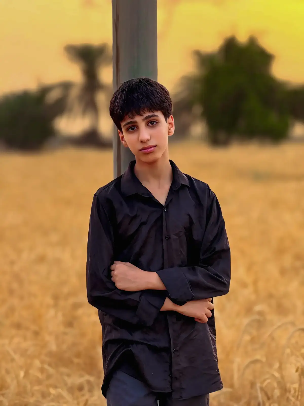 تمزقت روحي كأوراق الخريف تهوي بلا وجه، بلا صوت ضعيف كُنتُ أظن الدرب مفروشا ضياء فوجدته جزحًا يُحاكيه النزيف مَنْ أَنَا ؟ صَوتُ يناديني بغيْرِي وَأجِيبُهُ لَسْتُ الآنا ، لستُ الضعيف أبحر في الذكرى، فأدرك أنني سَجِينُ وَهُم لَا يُجِيبُ التلطف كم قيل لي: الصبرُ يُؤْتِيل السعادة فكيف يحيا الموتُ في ضوء العبادة؟ وَكَيفَ يُرجى من جدار أن يُحاكي وأن يُجِيبَ النَّبْضَ مِنْ بَعْضِ الإشادة؟ وَكَيْفَ أَشْرَبُ مِنْ كَفَّ الهَلاكِ وَأَسْتَزيدُ الجرح مِنْ طَعْمِ الفِكَاكِ؟ وَكَيْفَ أنسى أنني كُنتُ العكاسًا لِمَنْ رَسَمني في المرايا كالسواك ؟ هل كان في الأحلام مأوى للضّياعِ أَمْ أَنَّهَا كَذِبٌ يُغَذِّيهِ الضراع ؟ هَلْ كَانَ حُبي في الحَياةِ مَحَظَةٌ أَمْ أَنَّهُ طيف يُرَدَّدُهُ الوداع؟ إنى خيال من حطام لا يرى والعقلُ سَجَانُ، وَوَعْيِي مَنْ سَرى فإذا سألت: متى النهاية، قال لي: عش في ظلامِ الحُزْنِ حَتَّى تباد#post #instagram #edit 