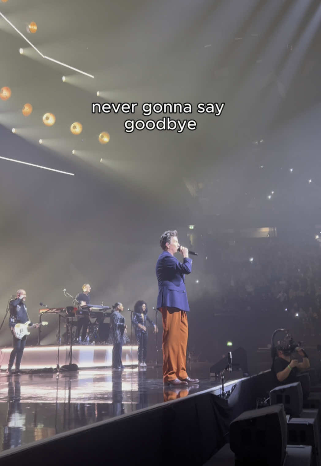 Let's get Never Gonna Give You Up to 1 BILLION streams on @Spotify - Team Rick Link in bio. #RickTok #NeverGonnaGiveYouUp #aoarena #OnTour #manchester 