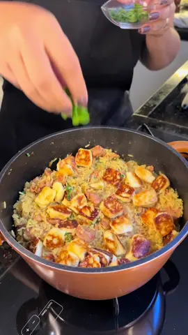 Arroz toscana feito com queijo coalho em uma panela só! Ingredientes: 6-Linguiça toscana  3- Dentes de alho picado  1-Cebola picada 1/2-Pimentão verde 1-Tomate picado 2-Xícara de arroz parbolizado  2 e 1/2- Xícara de água  Sal Tempero baiano  Tempero pega marido  Açafrão  Páprica doce Cheiro verde  200g Queijo coalho    Passo a passo detalhado no vídeo!#receitastiktok #receitassimples #comidatiktok 