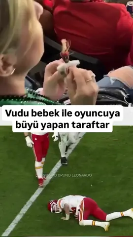ABD'de oynanan bi karşılaşma'da rakip takımın taraftarı voodoo bebeği ile karşı takımın oyuncusuna büyü yaparken kameralara yakalandı. #voodoo #büyü #doğaüstü #korku #spordünyası #tüylerürperten #voodoobebeği #rakiptirarafı #sporefsanesi #büyüsırları #korkuhikayesi