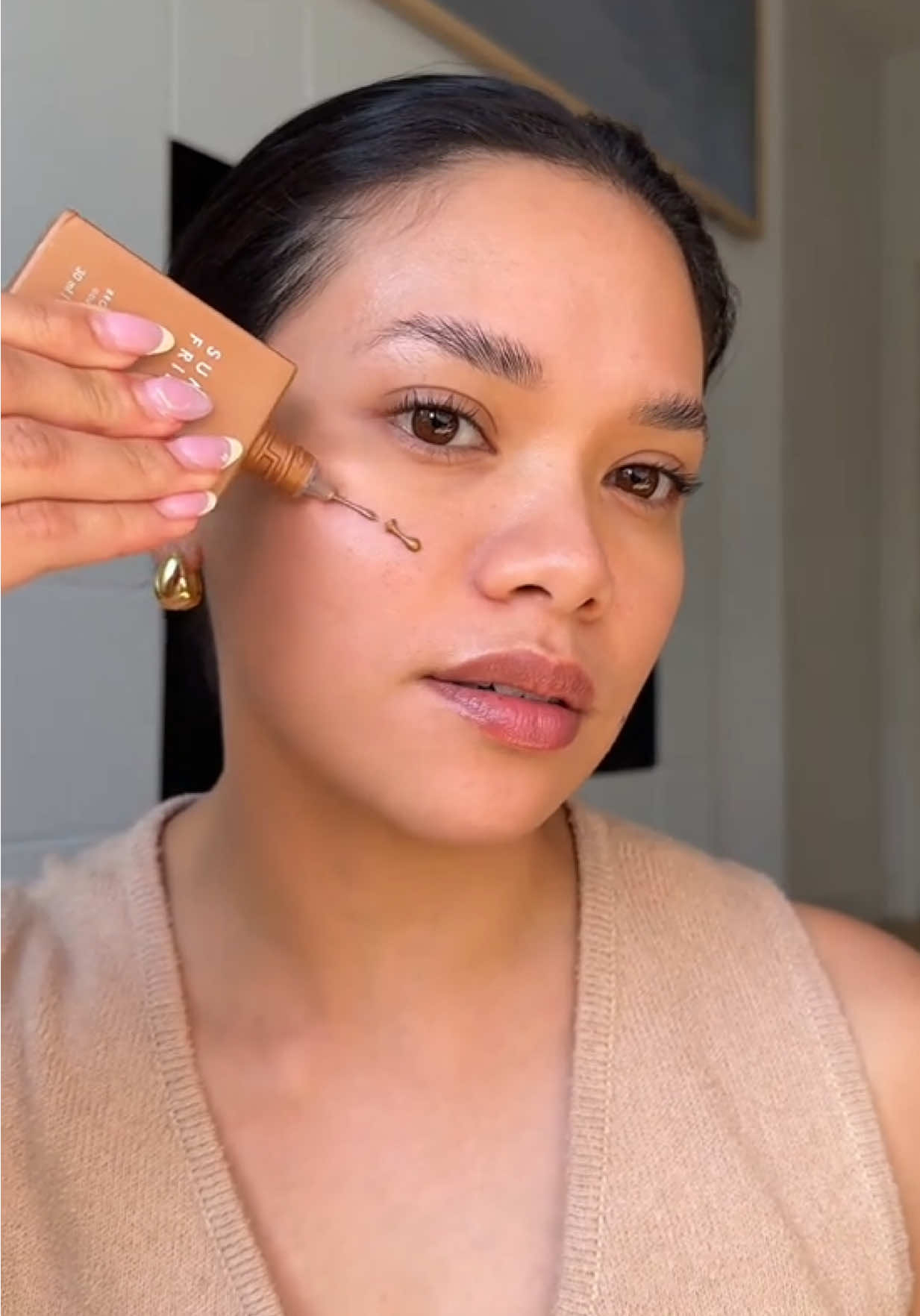 @Melissa Geraghty’s go-to for achieving effortless, sun-kissed skin✨ She uses Bronzing Drops two ways:  1. Applied directly to bare skin  2. Mixed with Sheer Skin Tint for a smooth, even glow Bronzing Drops have a serum-like formula that hydrates the skin and leaves you radiant and glowing. Launching exclusively at SummerFridays.com on May 15 💫 Enjoy early access and shop now @Shop app—until May 14. 