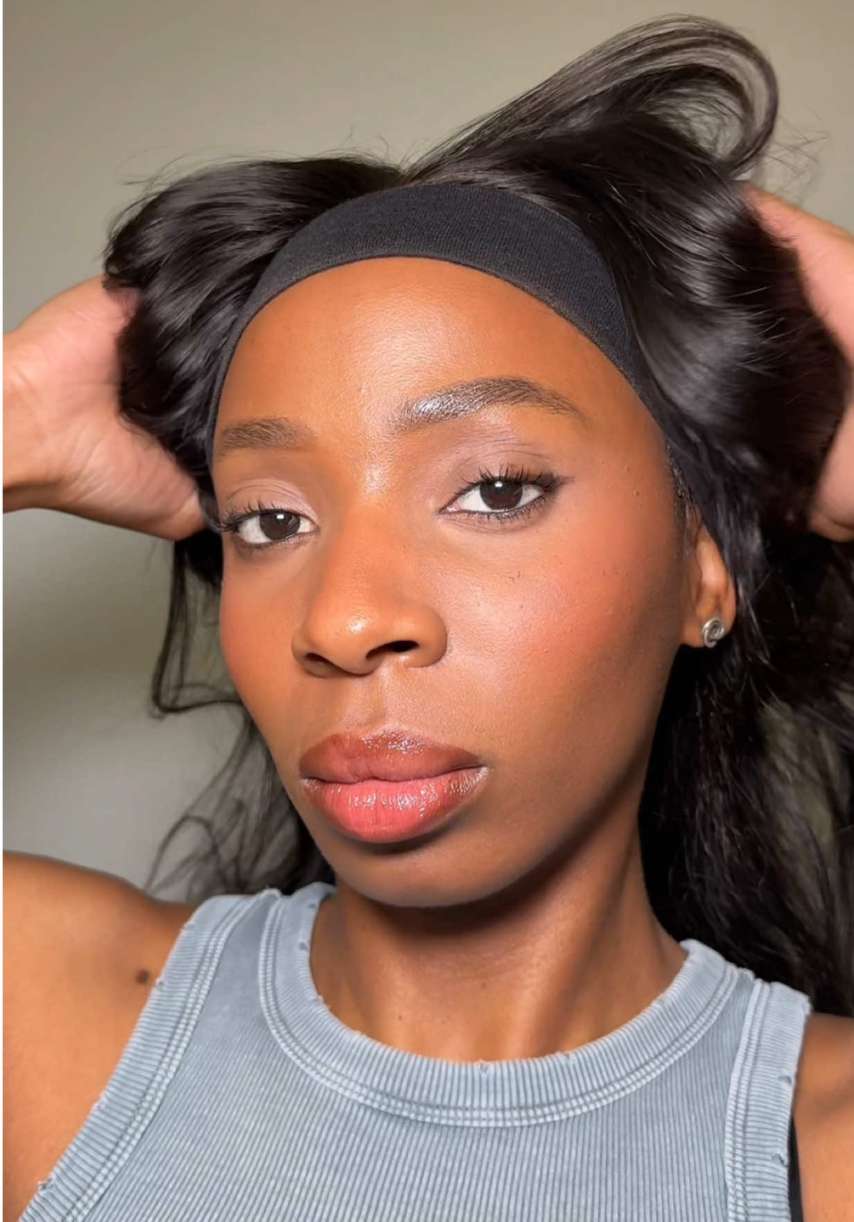Rutina de maquillaje reducida a 1 minuto #afrolatina  #dailymakeup #blackbeauty #effortlessglam #softglam #blackgirlmakeup #makeuptutorial #beautylook #glamup #latinamakeup #beauty #viral #darkskingirl #blackgirlmagic #blackbeauty #selflove #fyp  #CapCut 