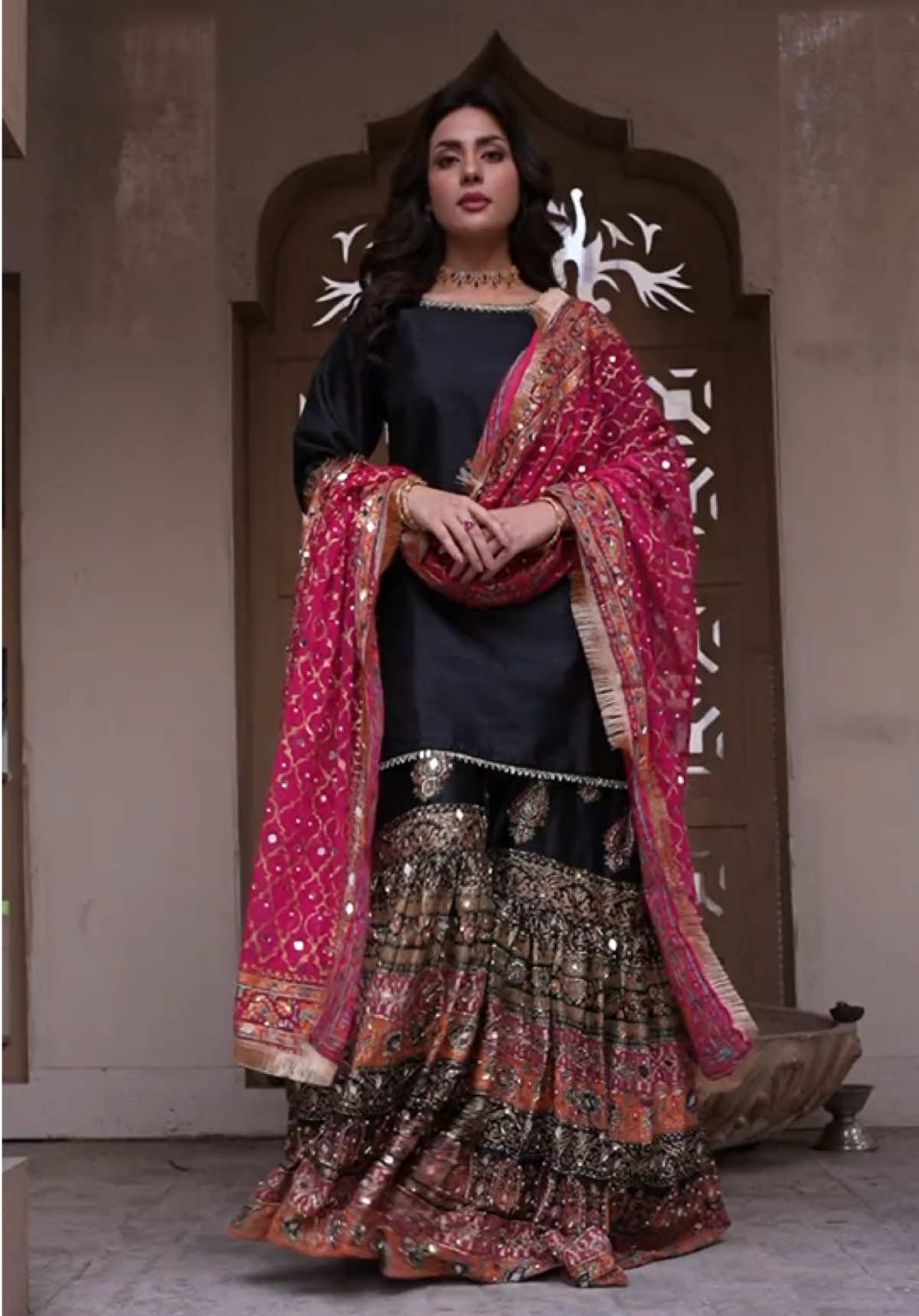 SRB9961 SANA  #ghararah #shararah #kameez #sheesha #mirror #black #pink #pakistanicelebrities #pakistanifashion #pakistanstreetstyle #wedding 