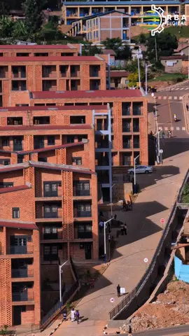 📽AMASHUSHO📽 Umuvugizi w'Umujyi wa Kigali, Emma Claudine Ntirenganya, yasobanuye ibyagendeweho mu gutuza abaturage mu Mudugudu w'Icyitegererezo wubatswe mu Gitega hafi ya Mpazi n'ibyiciro byibandwaho. #RBAAmakuru 📹: @visualcolour