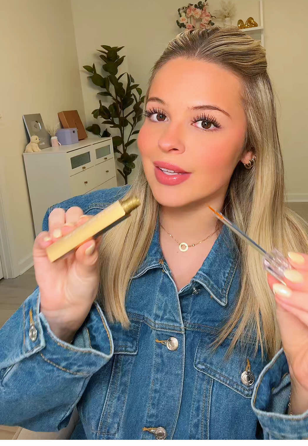 on today’s epsiode!!!!😚👏🏼✨💛 literally magic…. #beforeandafter #lashgrowth #eyelashes #lashroutine #eyelashserum #lashgrowthserum #eyelashestutorial #fyp #nightroutine #lashes #transformation #eyelashgrowth #lashserumupdate #lashserumreview #eyelashserumresults 