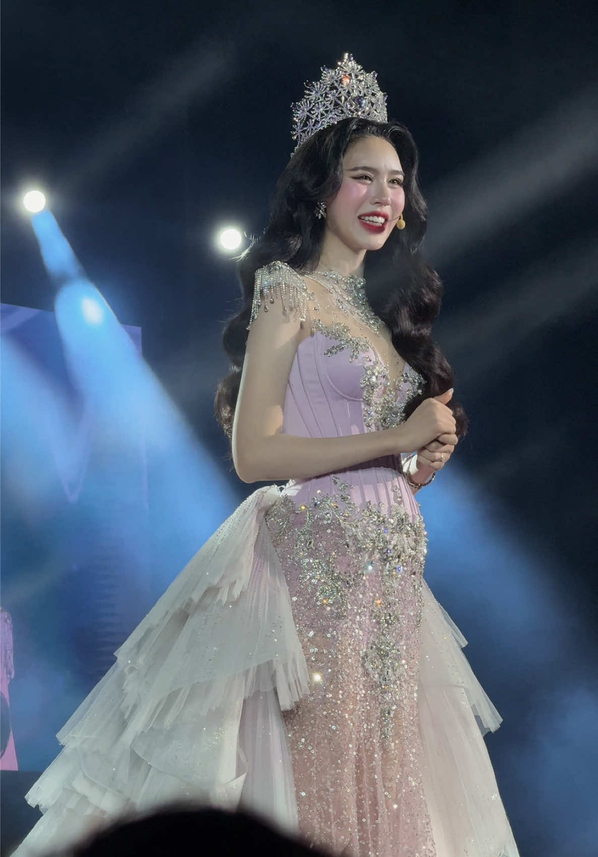 Final Walk của đương kiêm Hoa Hậu @Nguyễn Hà Dịu Thảo tại #miqvn2025 💄@Ken Make Up  💇‍♀️ #Congdinhhairstylist  👗 @JoliPoli #missinternationalqueenvietnam #Kenacademy #jolipoli #nguyenhadiuthao #jolipolihautecouture 