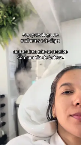 Bruna Luz | Psicóloga de mulheres  Te falaram que autoestima era sobre estar bonita. Mas não te contaram que estar bonita não resolve tua vida. Faz parte? Faz. Ajuda? Ajuda. Mas não é o bastante. Porque a maquiagem não cura uma relação ruim. A escova não tira o medo de mudar de emprego. E a roupa nova não resolve a falta de coragem de se escolher. Autoestima de verdade é profunda. Tem camadas. Tem processo. Tem dor e tem cura. E, na maioria das vezes, precisa de terapia. Se cuide, sim. Se arrume. Se admire. Mas saiba: isso é só uma parte. Você merece ir além. #autoestima #psicologaonline #terapiaonline 