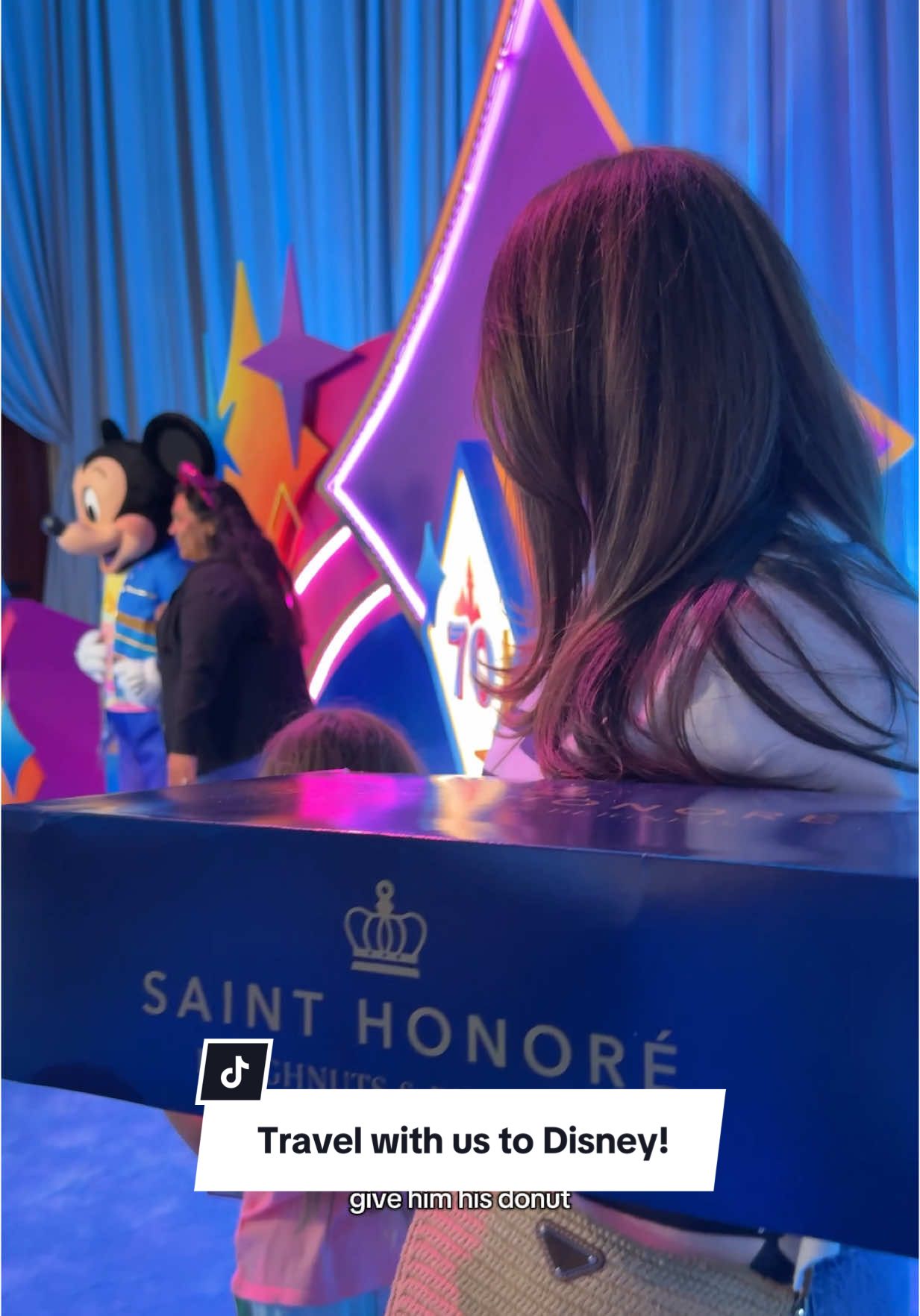 did you know that already?! 👀🤭🍩😍 #donuts #donut #travelwithus #disneyland #disneyland70 #travel #family #mom #carryon 